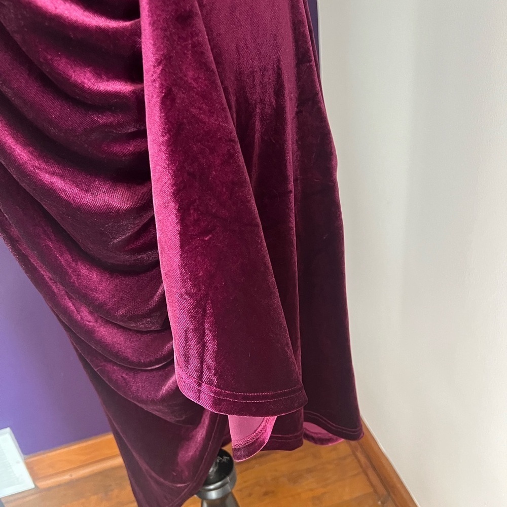 Inspr by Brittany Xavier One Shoulder Asymmetrical Velvety Dress - Picture 5 of 10